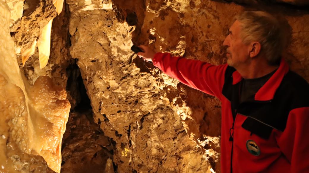 Vedoucí Správy Bozkovských dolomitových jeskyní Dušan Milka ukazuje krásy přírody
