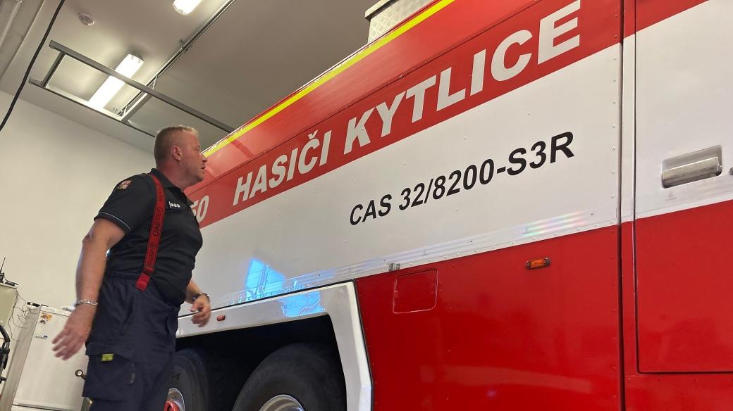 Velitel dobrovolných hasičů z Kytlice Jan Havránek prohlíží stav hasičské cisterny po zásahu v Českém Švýcarsku