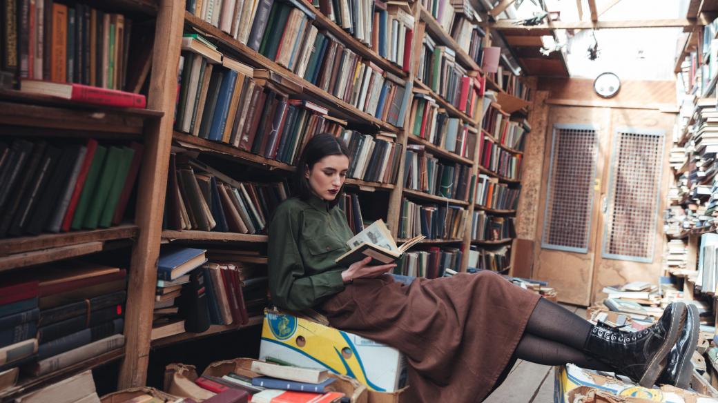 Mladá žena, knihy, knihovna, antikvariát (ilustrační foto)