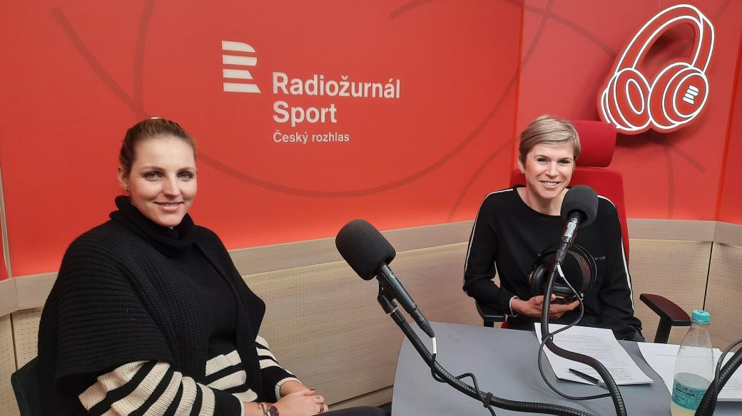 Kristýna Plíšková s moderátorkou Kateřinou Neumannovou ve studiu Radiožurnálu Sport