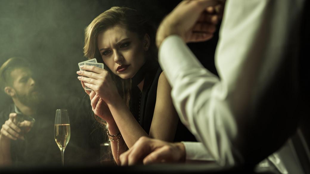 Žena, karty, poker (ilustrační foto)