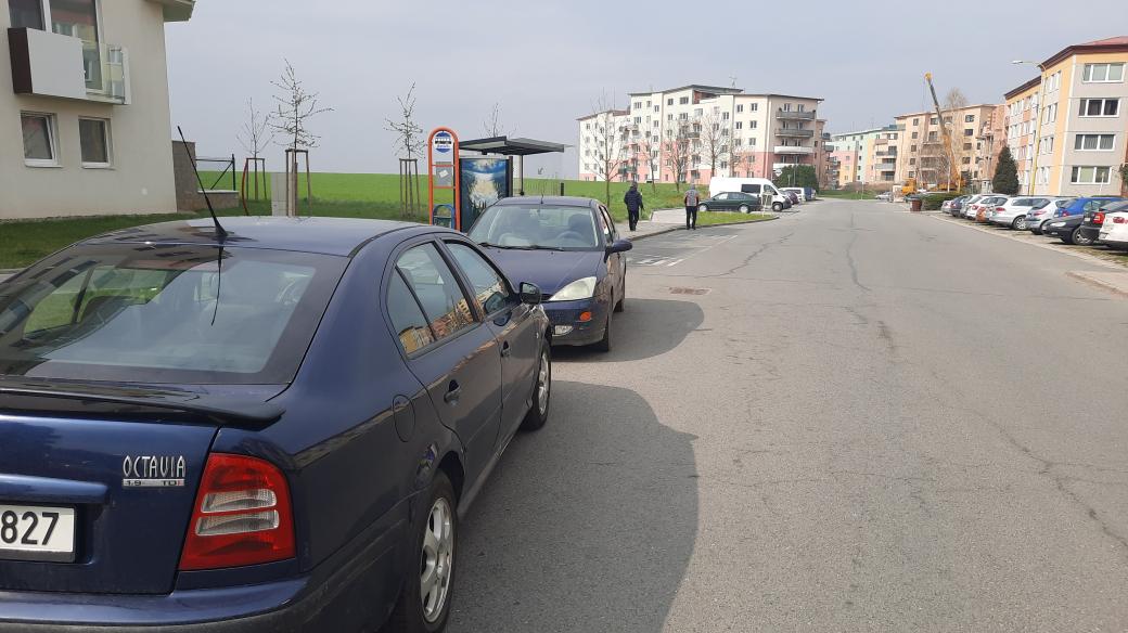 Uherské Hradiště - špatně zaparkovaná auta komplikují situaci nevidomým. Autobusy u zastávek nemohou zajet až k okraji vozovky a nevidomí tak při nastupování mohou upadnout