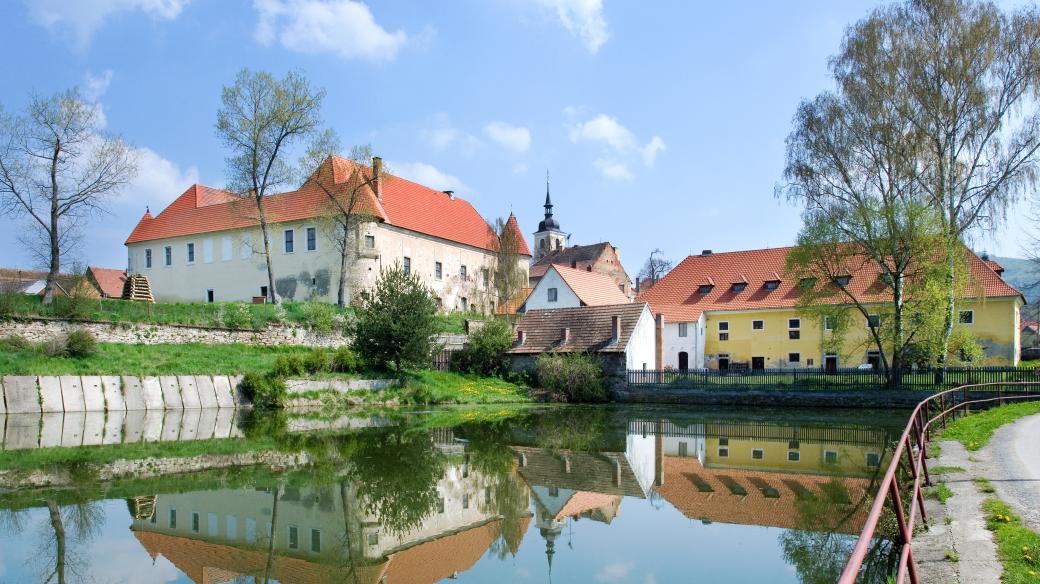 Louňovice pod Blaníkem, barokní zámek