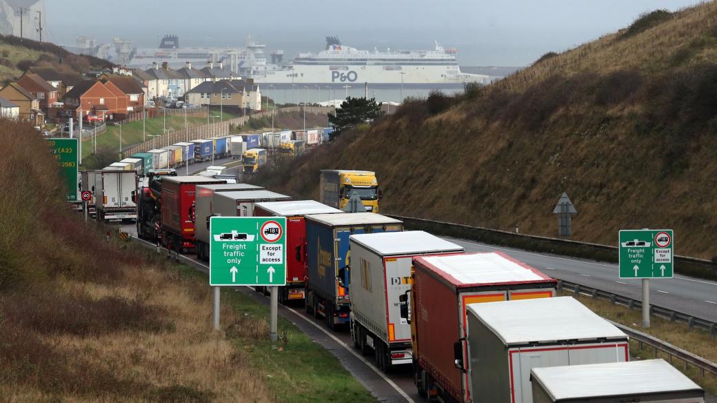 Tisíce kamionů čekají desítky hodin na nalodění na trajekty do Británie