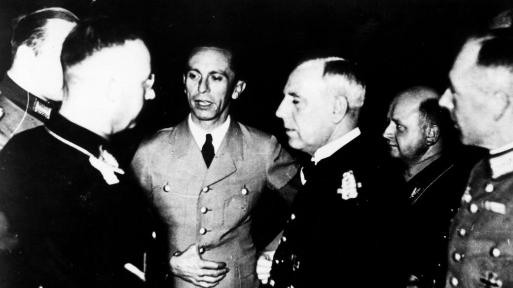 NSDAP v Norimberku v září 1936: Joseph Goebbels (uprostřed), Heinrich Himmler (vlevo) a Admiral Wilhelm Canaris (vpravo)