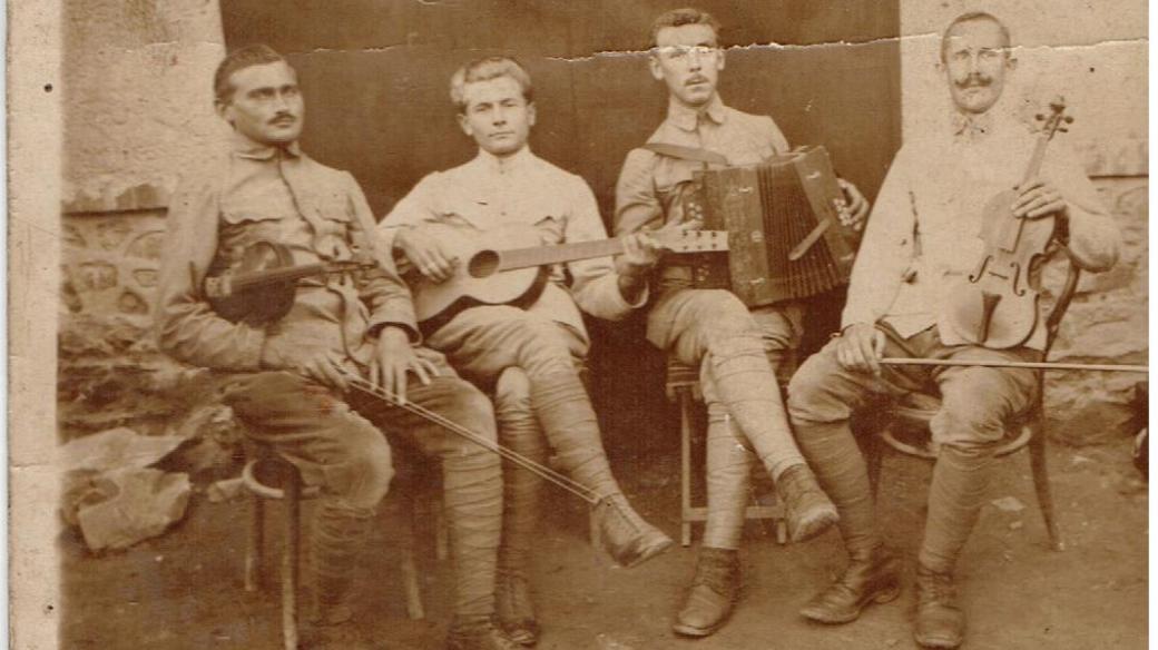 Vojenská kapela Josefa Tulacha, archiv Vlastislava Borka.jpg
