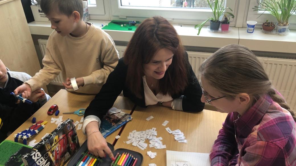 Ukrajinské děti mají denně dvě až tři hodiny základů češtiny, potom výuka ostatních předmětů ve třídách s českými dětmi