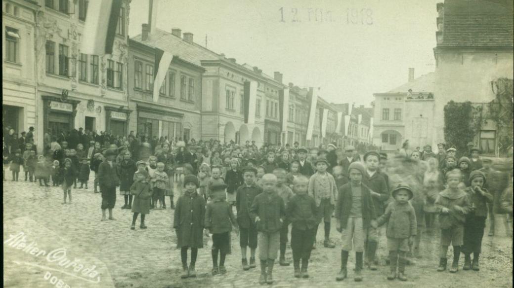 Dobová fotografie nepravého převratu v říjnu 1918 v Dobrušce