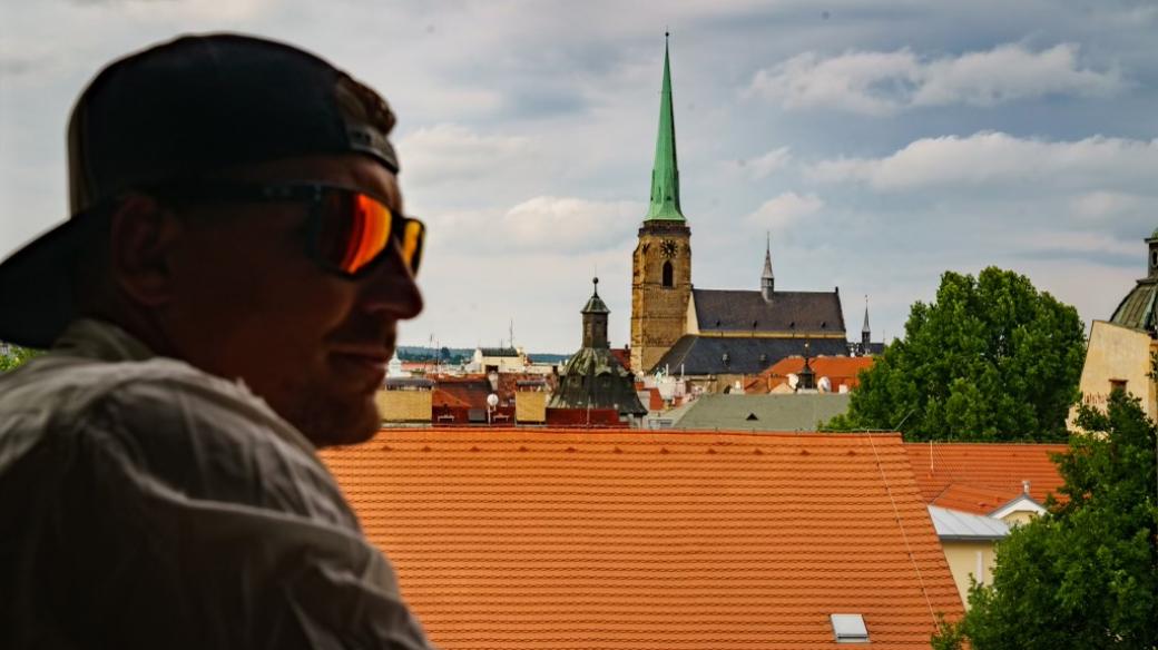 Fotka Tomáše z bytu v Plzni s výhledem na věž Svatého Bartoloměje