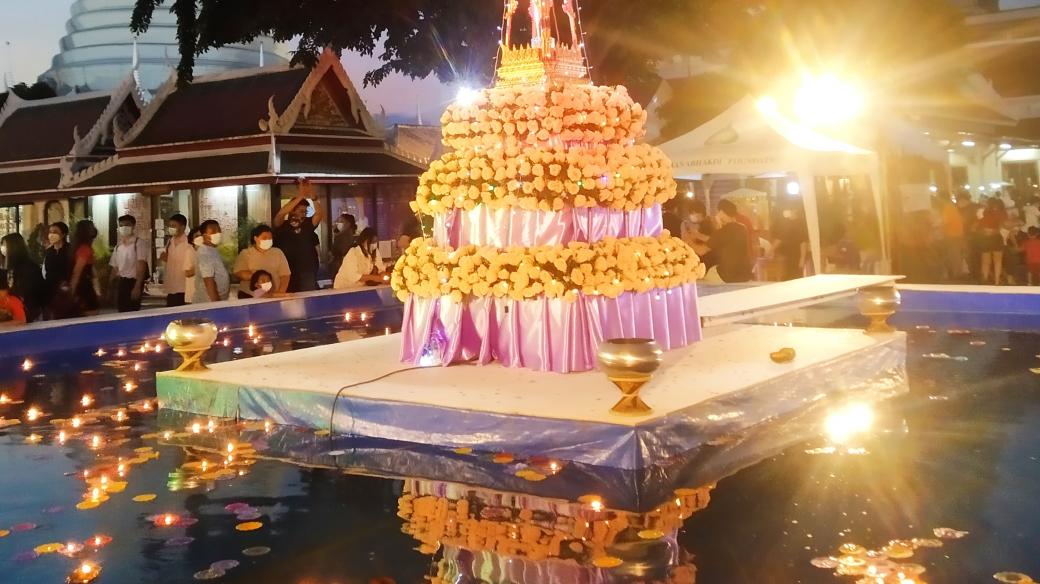 Loy Khrong slaví buddhisté i hinduisté napříč celou jižní i jihovýchodní Asií