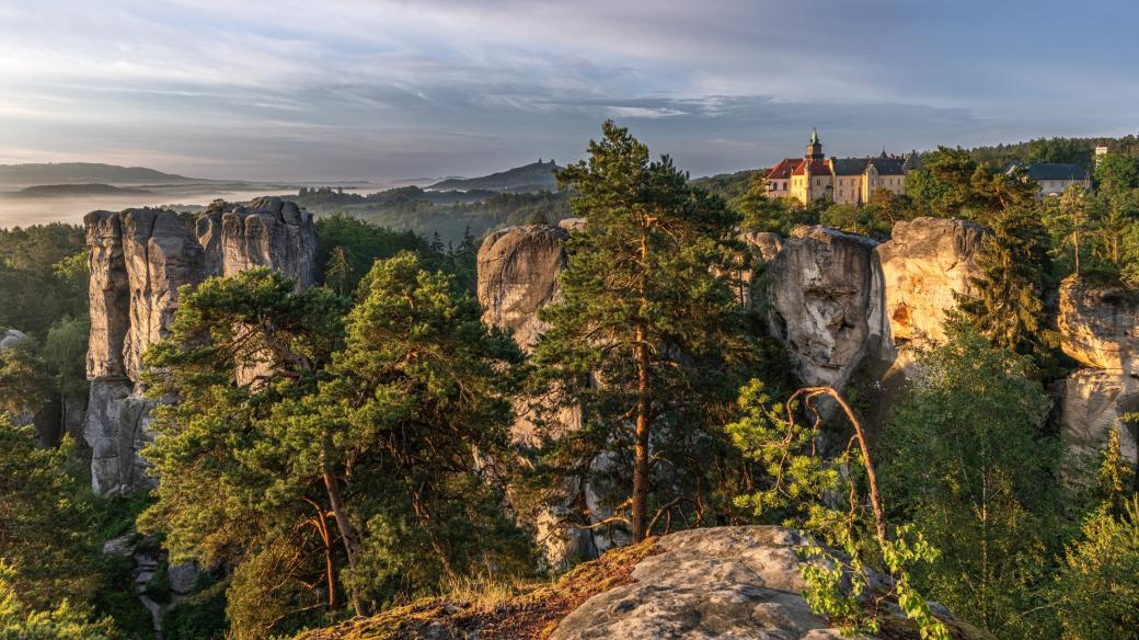 Pohled na zámek Hrubý Rohozec a v pozadí Trosky z Mariánské vyhlídky v Hruboskalském skalním městě