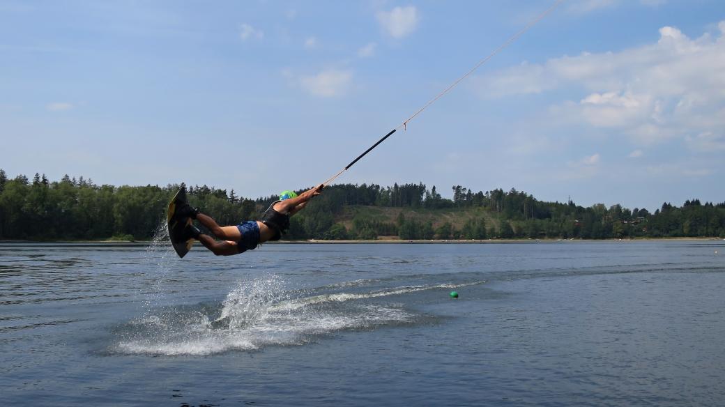 Vakeboarding je jedním z vodních sportů, který si můžete na sečské přehradě užít