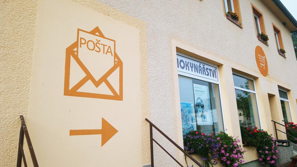 Pošta spojená s obchodem ve Skočicích na Strakonicku, oboje provozuje svépomocí obec