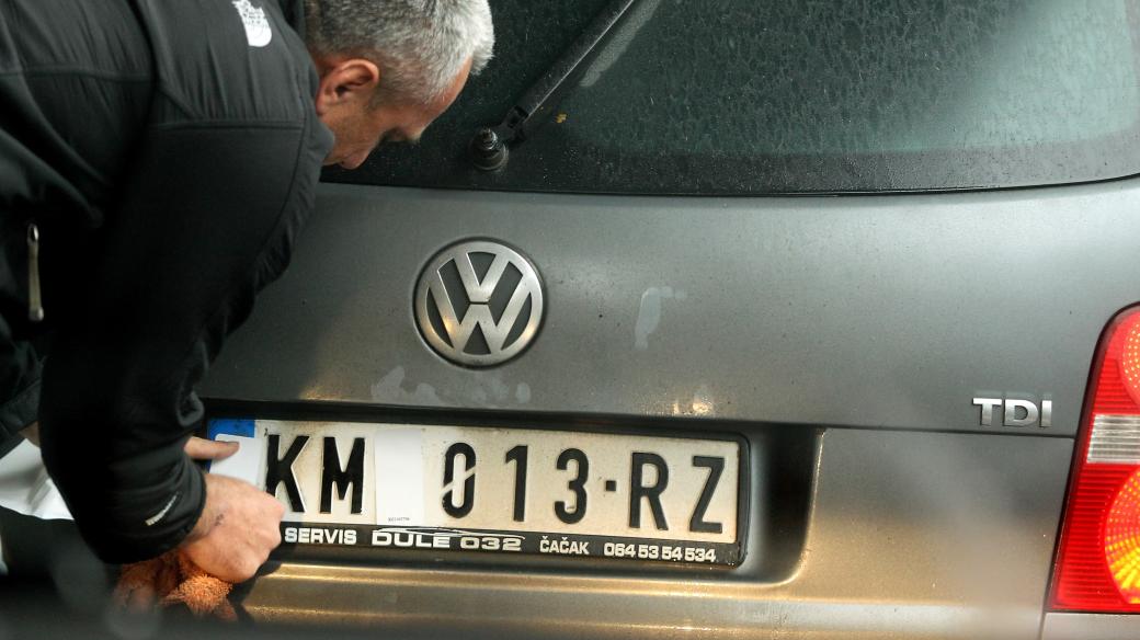 Etničtí Srbové z Kosova si na své automobily připevňují poznávací značky Srbska