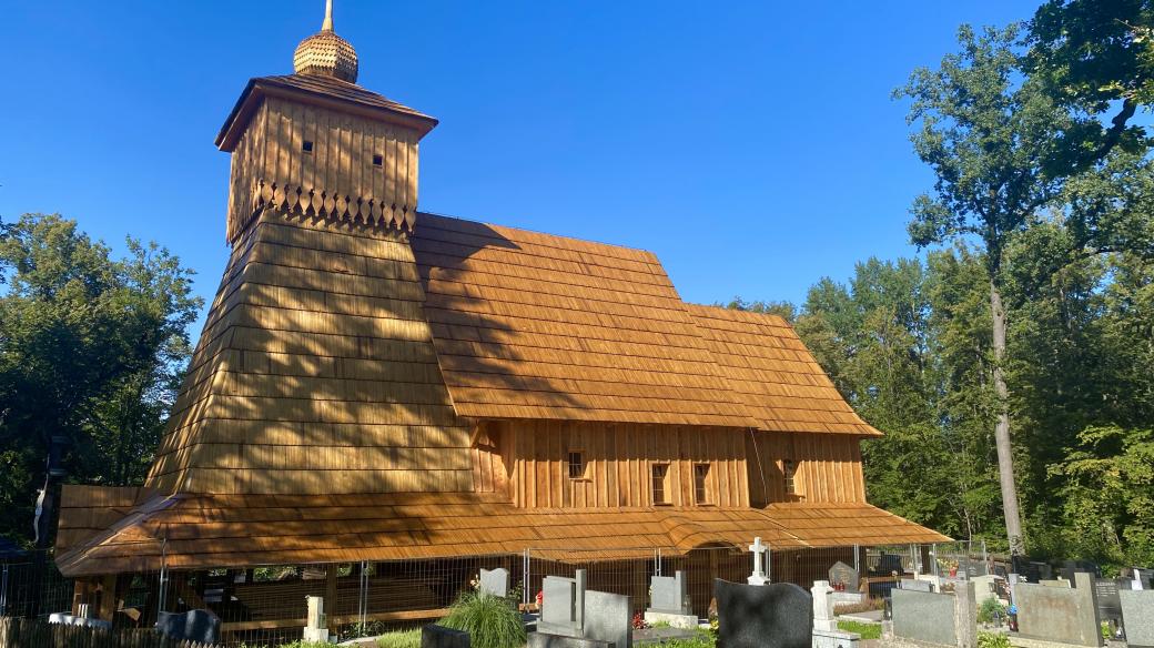 Tesaři dokončili hrubou stavbu kostela v Gutech