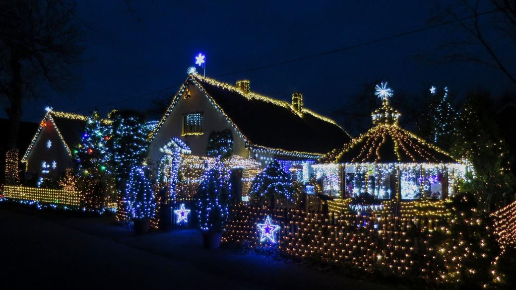 Vánočně vyzdobený dům Václava Trunce z Chotovic