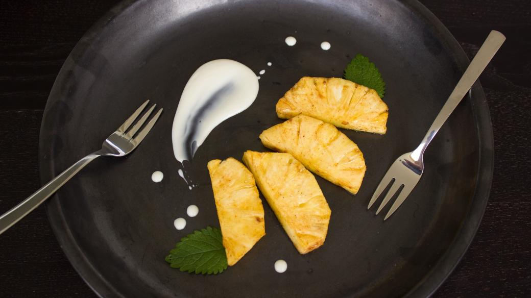 Grilovaný ananas na talíři potěší nejen chuťové buňky ale také oči (ilustrační foto)