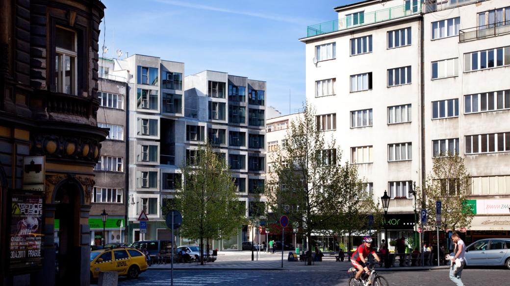 Bytový dům v Praze: Soukromý prostor k bydlení chytře propojený s veřejným prostorem – skrze společné lodžie a ochozy, otevřené prostory bytů i funkci tělocvičny v přízemí