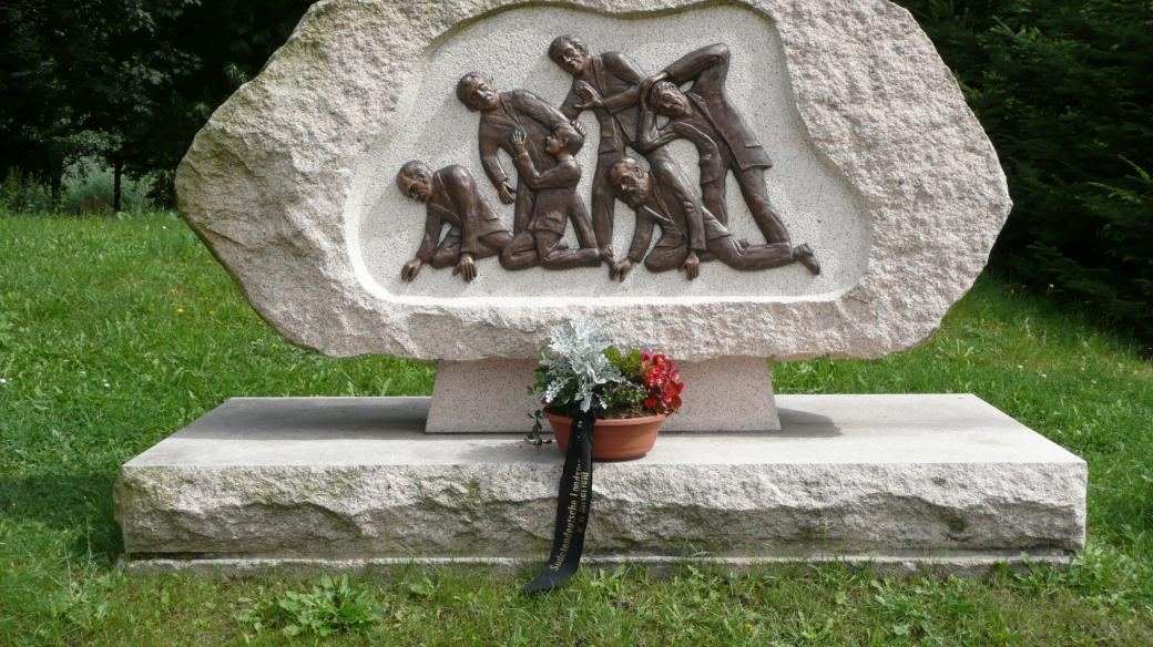Jeden z památníků obětem odsunu sudetských Němců v německé vsi Deutschneudorf.jpg
