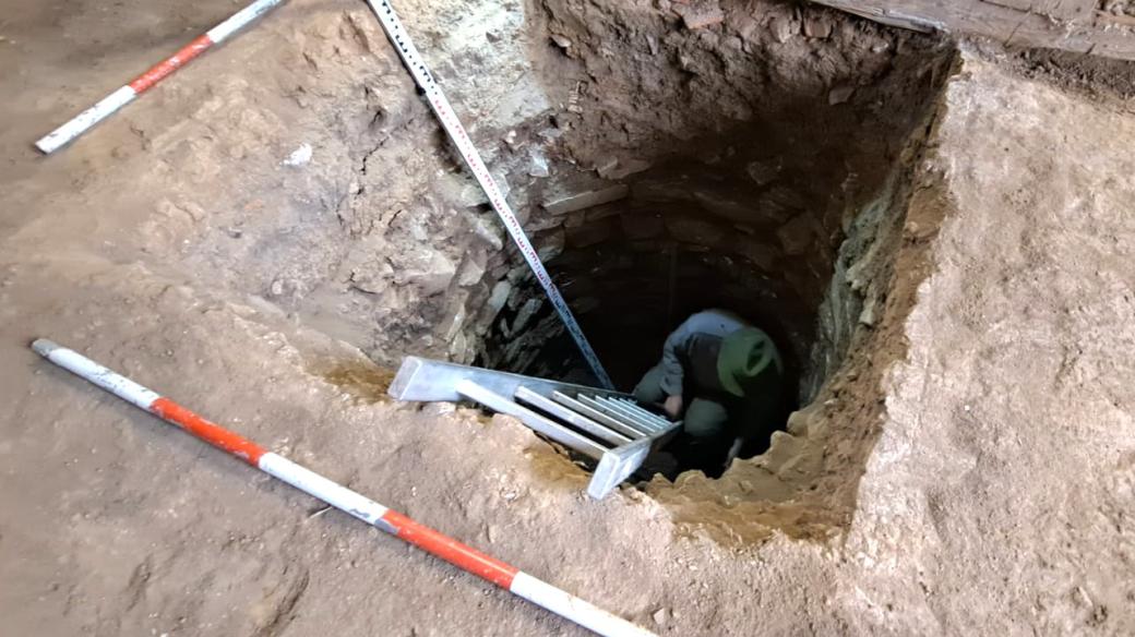 Průzkum středověké studny, kterou archeologové objevili v budově muzea ve Volyni