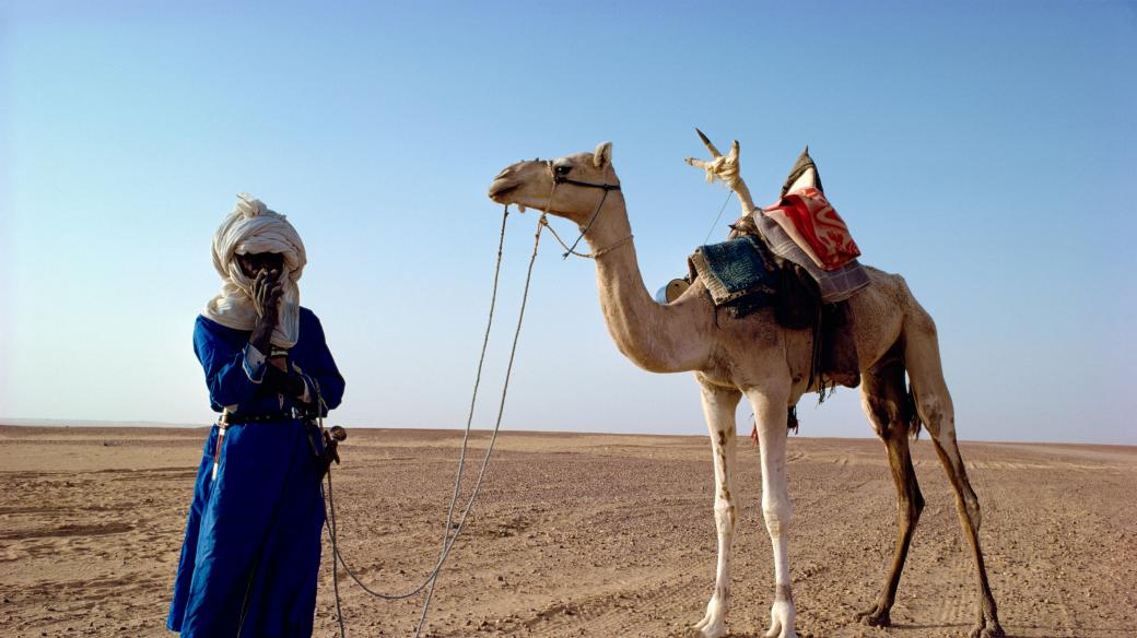 Tuareg se svým velbloudem