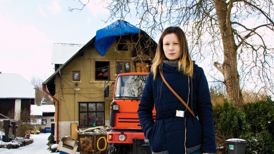 Anna Klápšťová před svým domem, který poničil požár