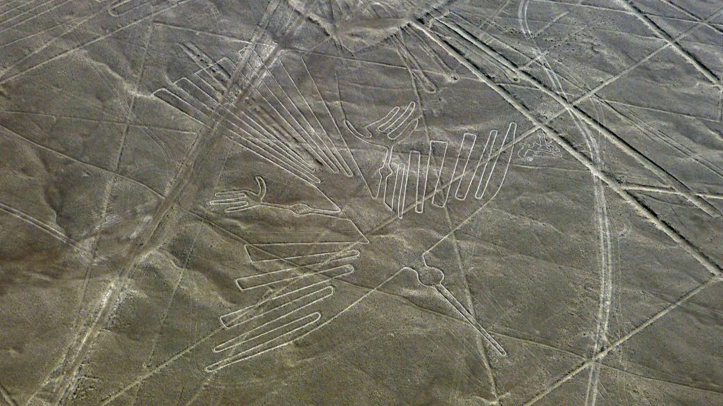 Slavný geoglyf kondora z peruánské planiny Nazca