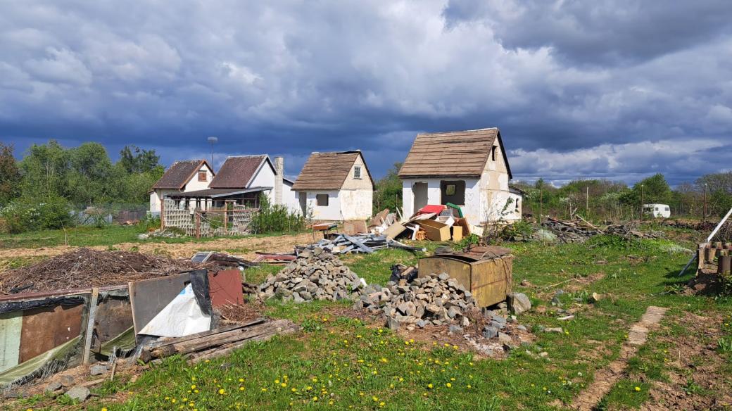 Kvůli dostavbě dálnice musí ze zahrádkářské kolonie v Křelově-Břuchotíně zmizet několik chatek