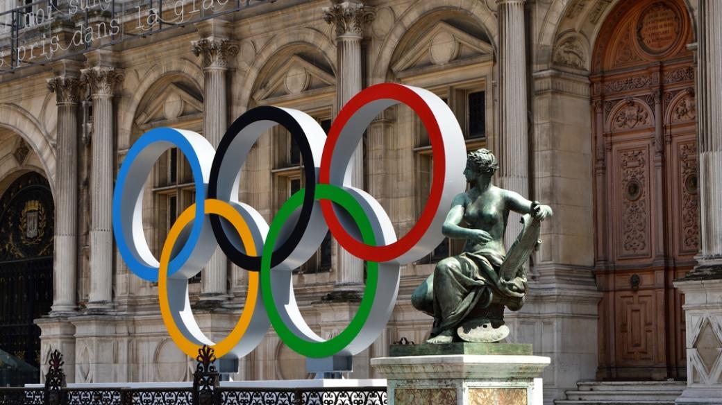 Symbol olympijských her před pařížskou radnicí