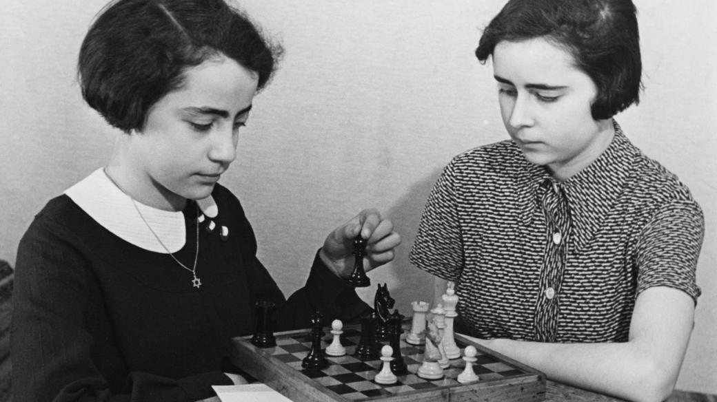 Dívky hrající šachy. Židovská rodina v Berlíně (1935)