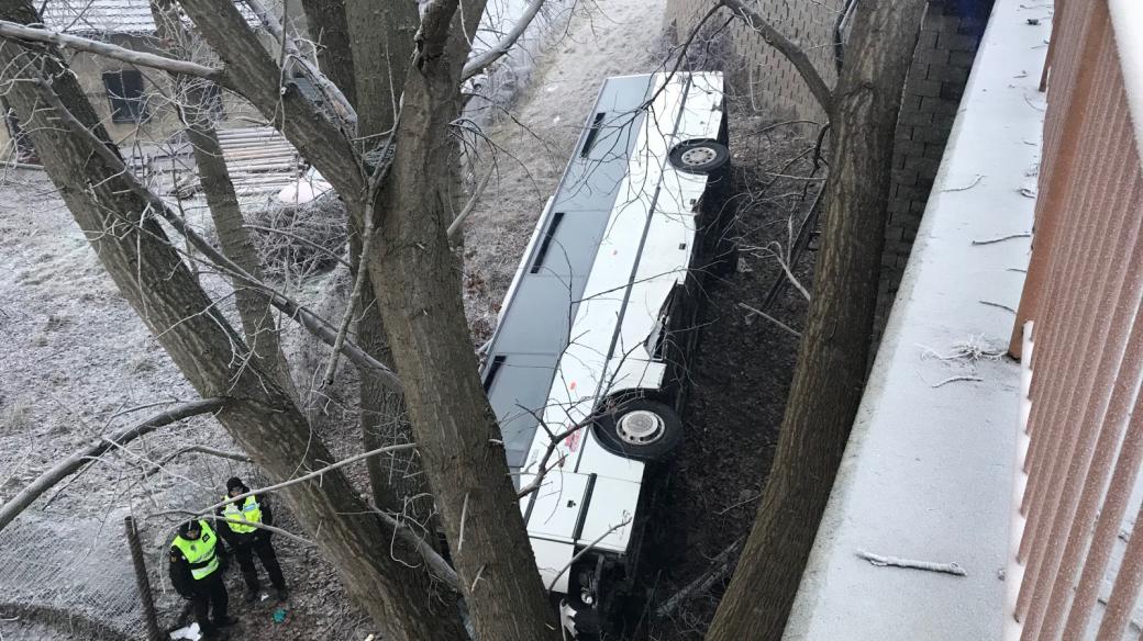 Autobus v Mělníku spadl ze srázu a dopadl na bok 