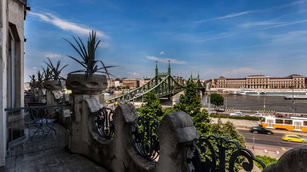 Panorama z balkónu hotelu Gellért: pod sebou vidíte Dunaj a tep maďarské metropole