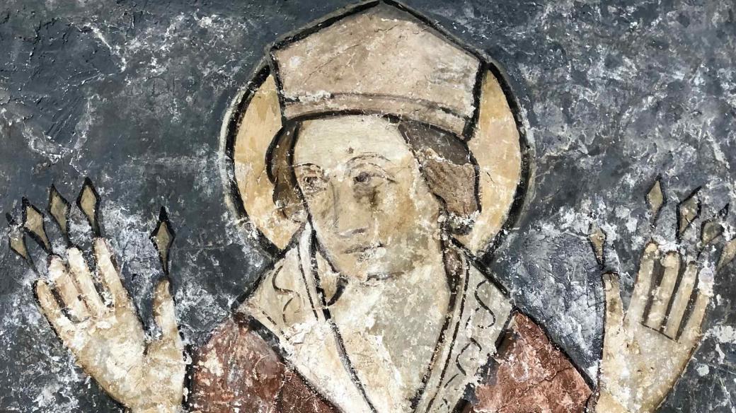 Svatý Erasmus na stěně kostela v Ochtiné