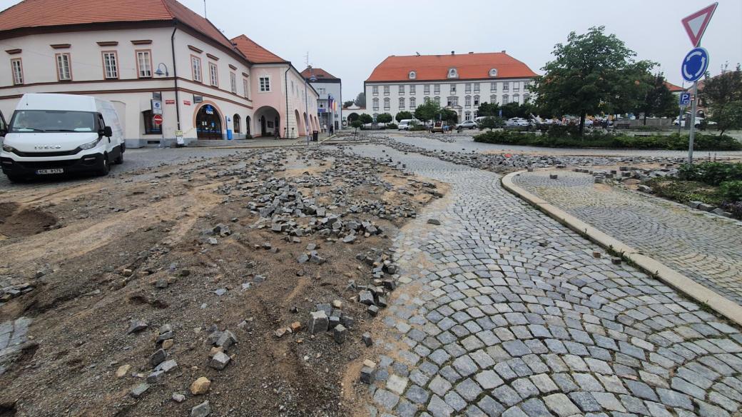 Následky bleskové povodně na náměstí v Týnu nad Vltavou