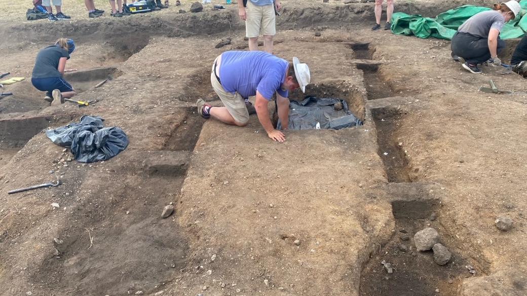 U Račiněvsi našli archeologové mohylu z pozdní doby kamenné dlouhou 122 metrů