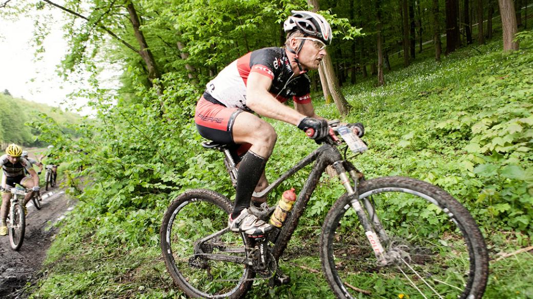 Cyklista Jan Hruška se snaží předat své profesionální zkušenosti mladé generaci