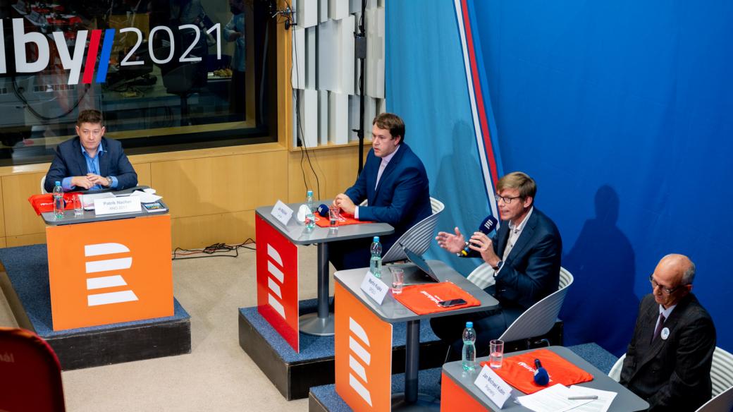 Hosty debaty byli Martin Kupka (Spolu, ODS), Patrik Nacher (ANO), Ctirad Musil (Moravané), Jan Májíček (Levice) a Jan Michael Kubín (Hnutí Prameny).