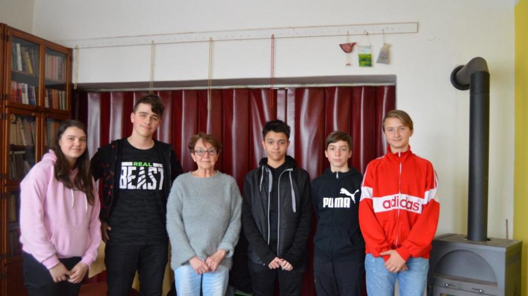 Žáci ze základní školy TGM ze Studénky s paní Janou Ottovou