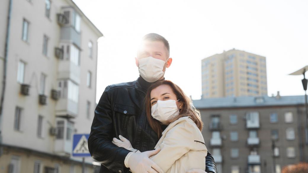 Muž a žena v časech pandemie