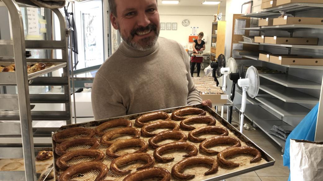 Hrdý pekařský mistr Ján Šimunek, který prý cítí obrovský závazek vůči původním pekařům bratislavských rožků