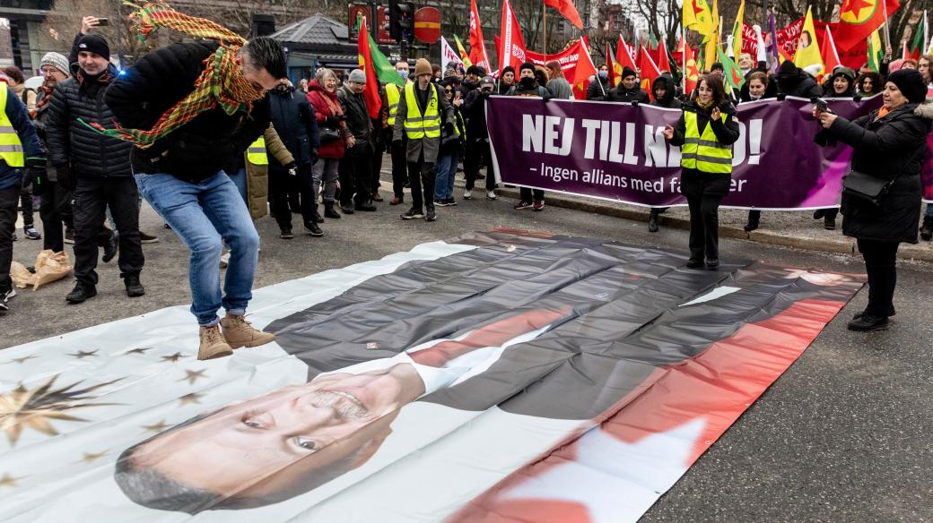 Demonstrace Kurdského centra pro demokratickou společnost ve švédském Stockholmu