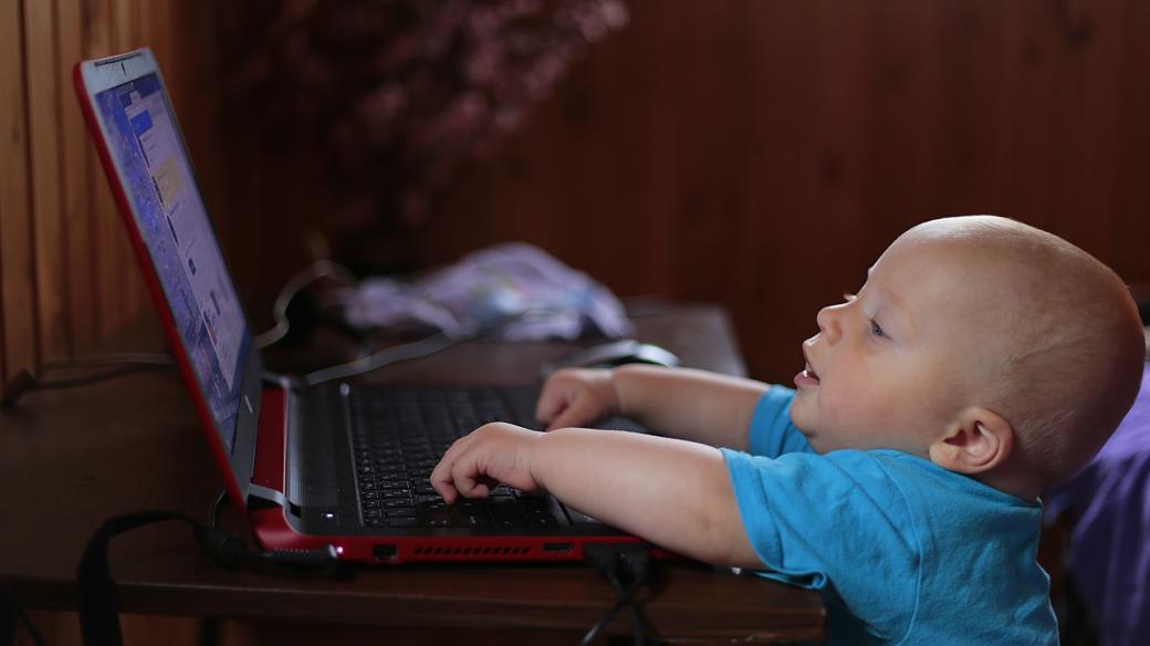 Dítě a technologie - laptop - mimino