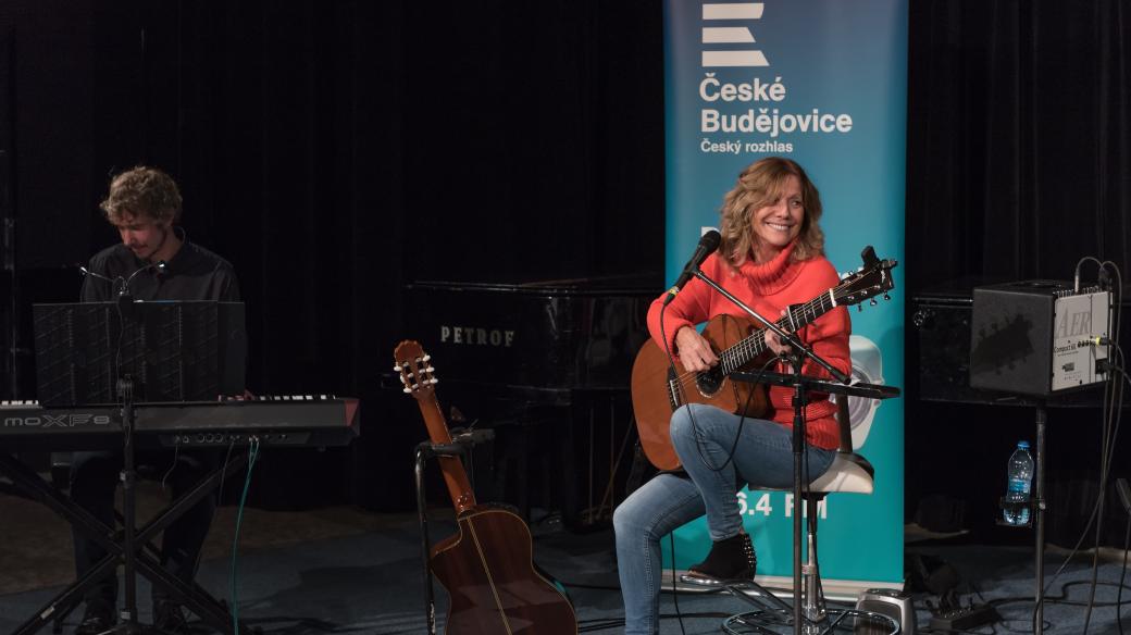 Zpěvačka a kytaristka Lenka Filipová vystoupila společně s hráčem na keltskou harfu Seanem Barrym a klávesistou Ondřejem Hájkem v budějovickém rozhlase