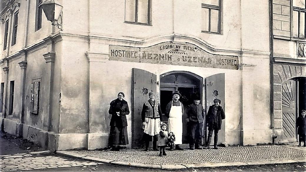 Hostinec u Pichlů v roce 1925, náměstí Bechyně, z knihy Příběhy bechyňských domů a jejich obytel