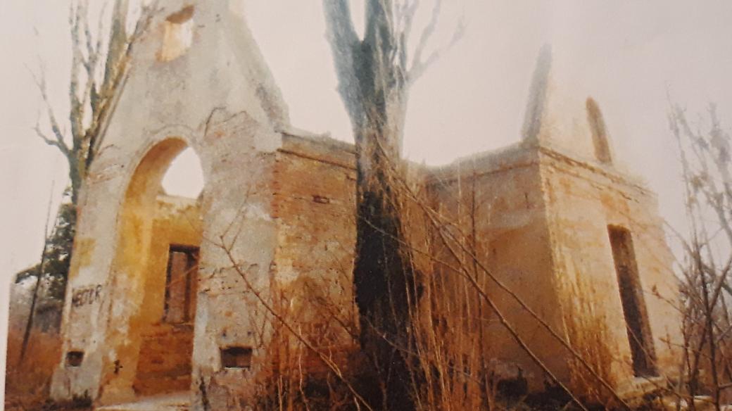 Torzo bohnické márnice, kde oba pachatelé přebývali (snímek z roku 1997)