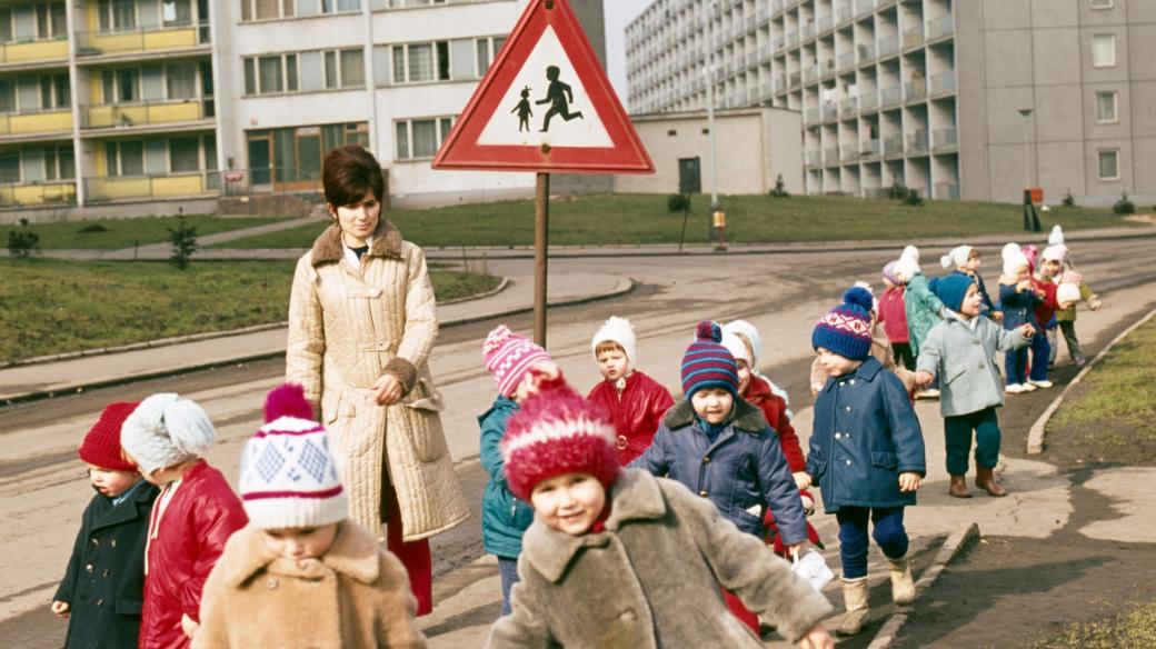 Lepší situace, než je v České republice nyní, byla dříve s mateřskými školami a jeslemi (na ilustračním snímku školka ze sídliště Severní město na procházce, 70. léta)