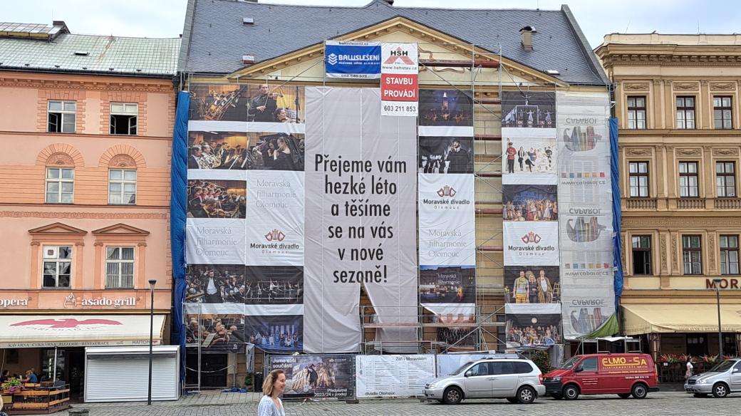 Strana budovy Moravského divadla Olomouc je ze strany na Horním náměstí zakryta lešením