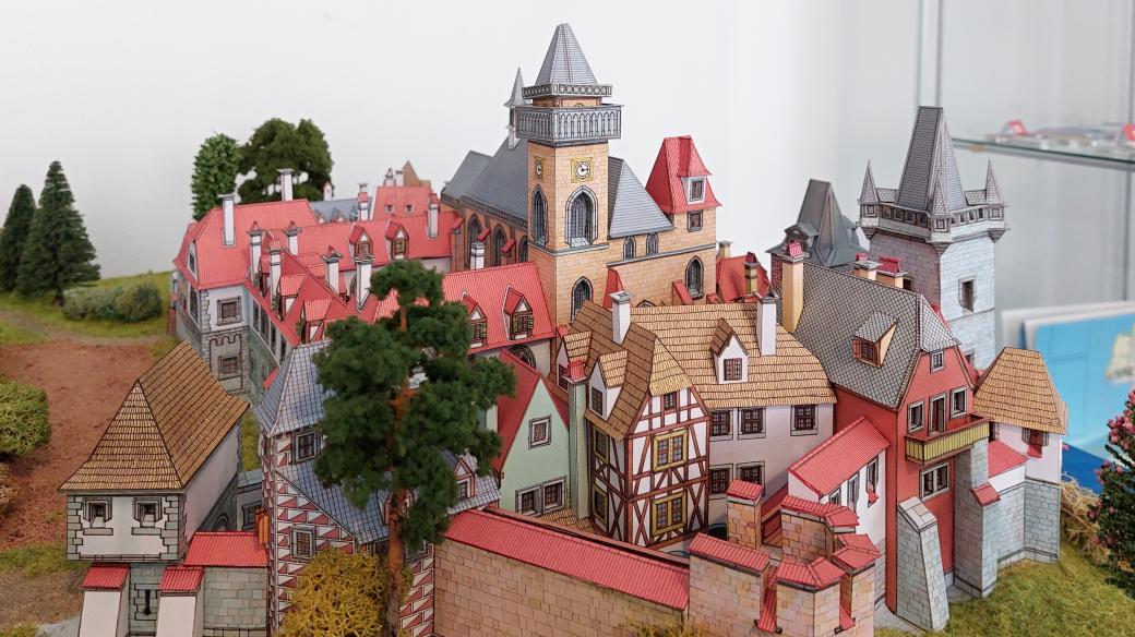 Modelář z Jihlavska vyrobil stovky hradů, zámků, lodí i aut z papíru