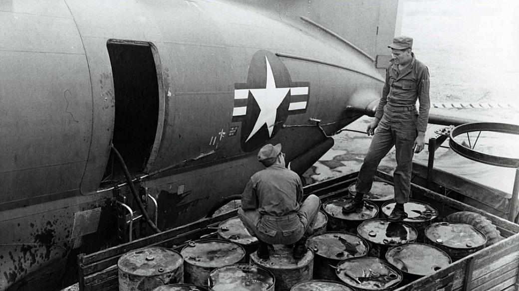 Američtí vojáci tankují DDT do letadla, určeného k rozprašování látky na zamořené oblasti v Koreji (1951)