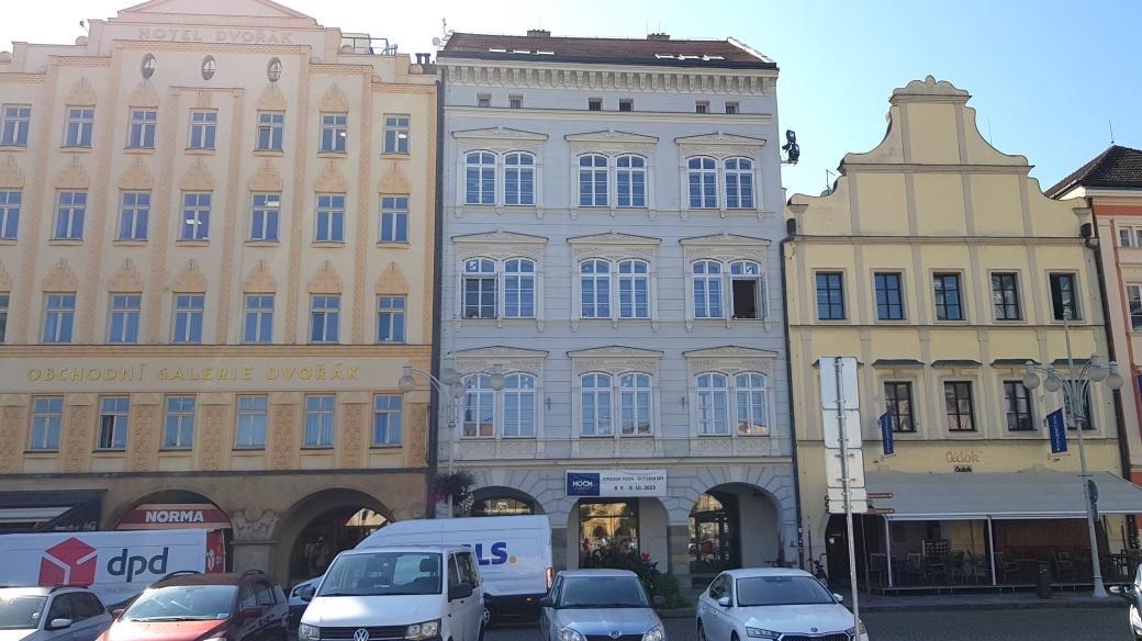 Dům umění (uprostřed) na náměstí Přemysla Otakara II. v Českých Budějovicích
